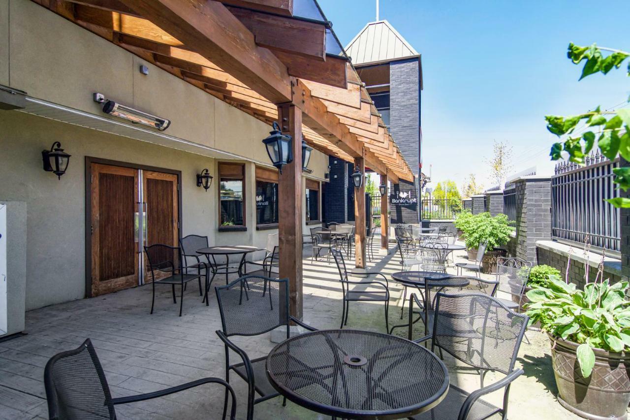 Red Lion Inn & Suites Abbotsford Exterior photo